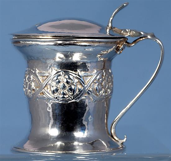 An Edwardian Arts & Crafts silver mustard pot, by Omar Ramsden & Alwyn Carr, height 80mm, weight 3.3oz/104grms.